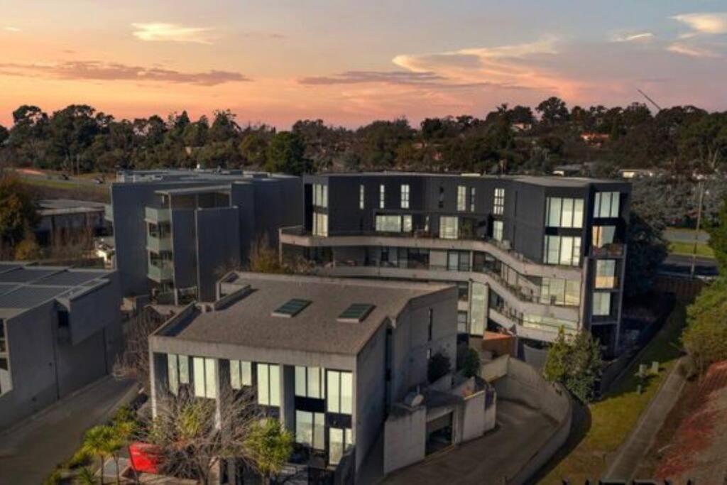Large Executive 3 Bedroom Yarralumla エクステリア 写真