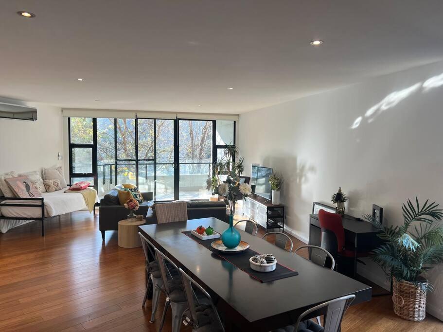 Large Executive 3 Bedroom Yarralumla エクステリア 写真