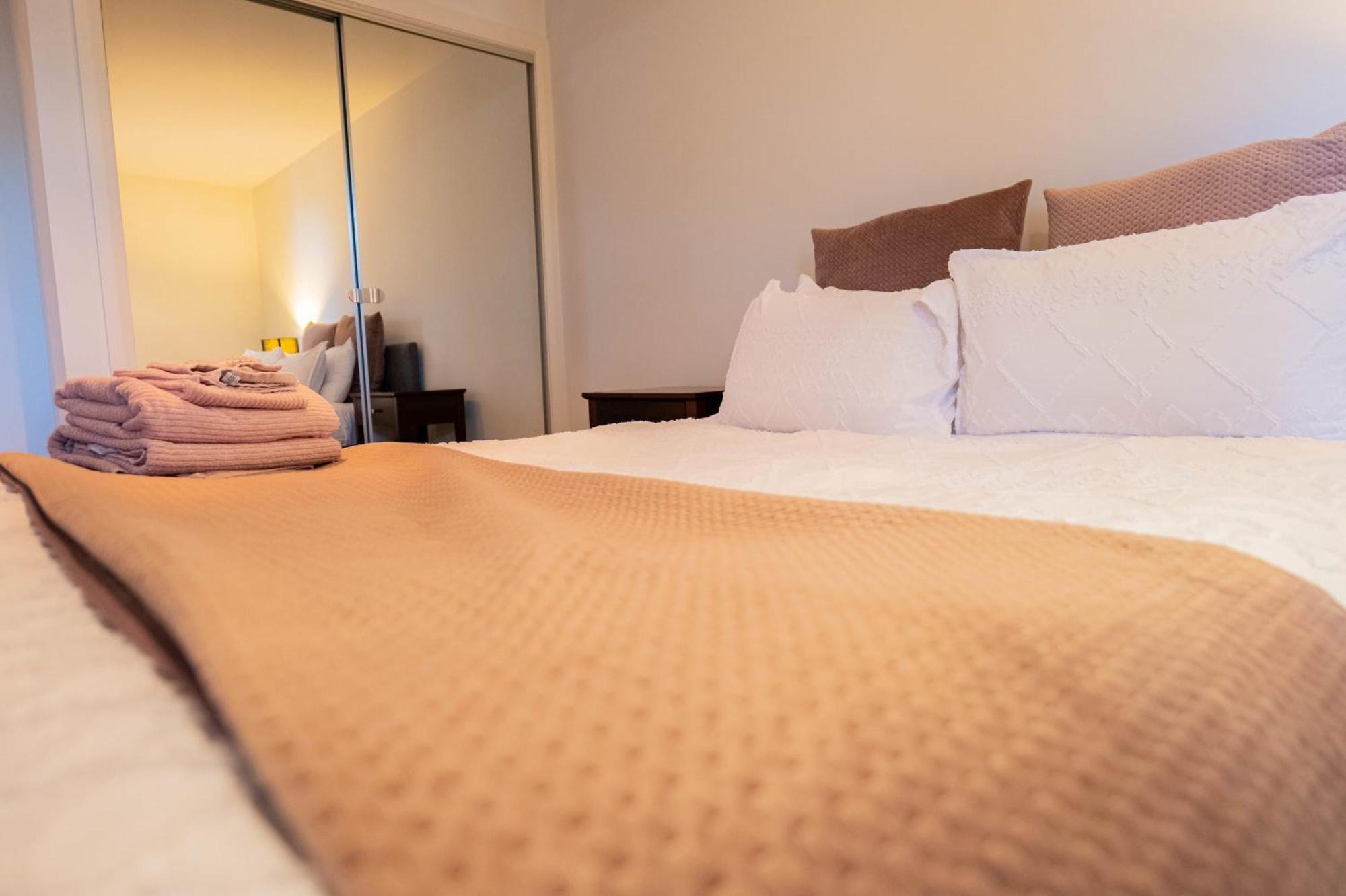 Large Executive 3 Bedroom Yarralumla エクステリア 写真