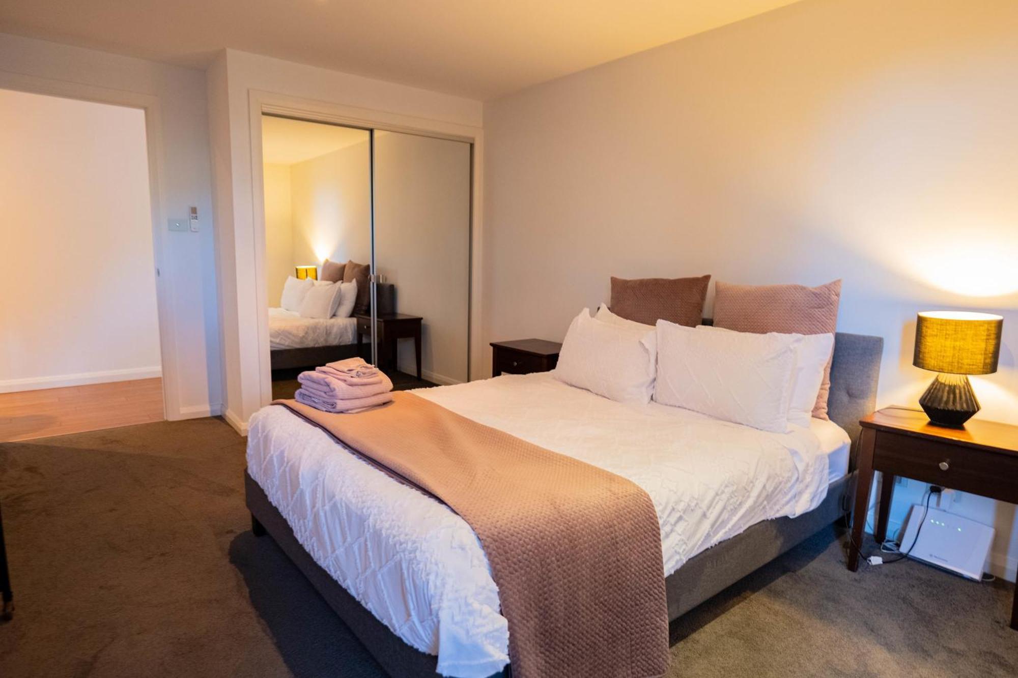Large Executive 3 Bedroom Yarralumla エクステリア 写真